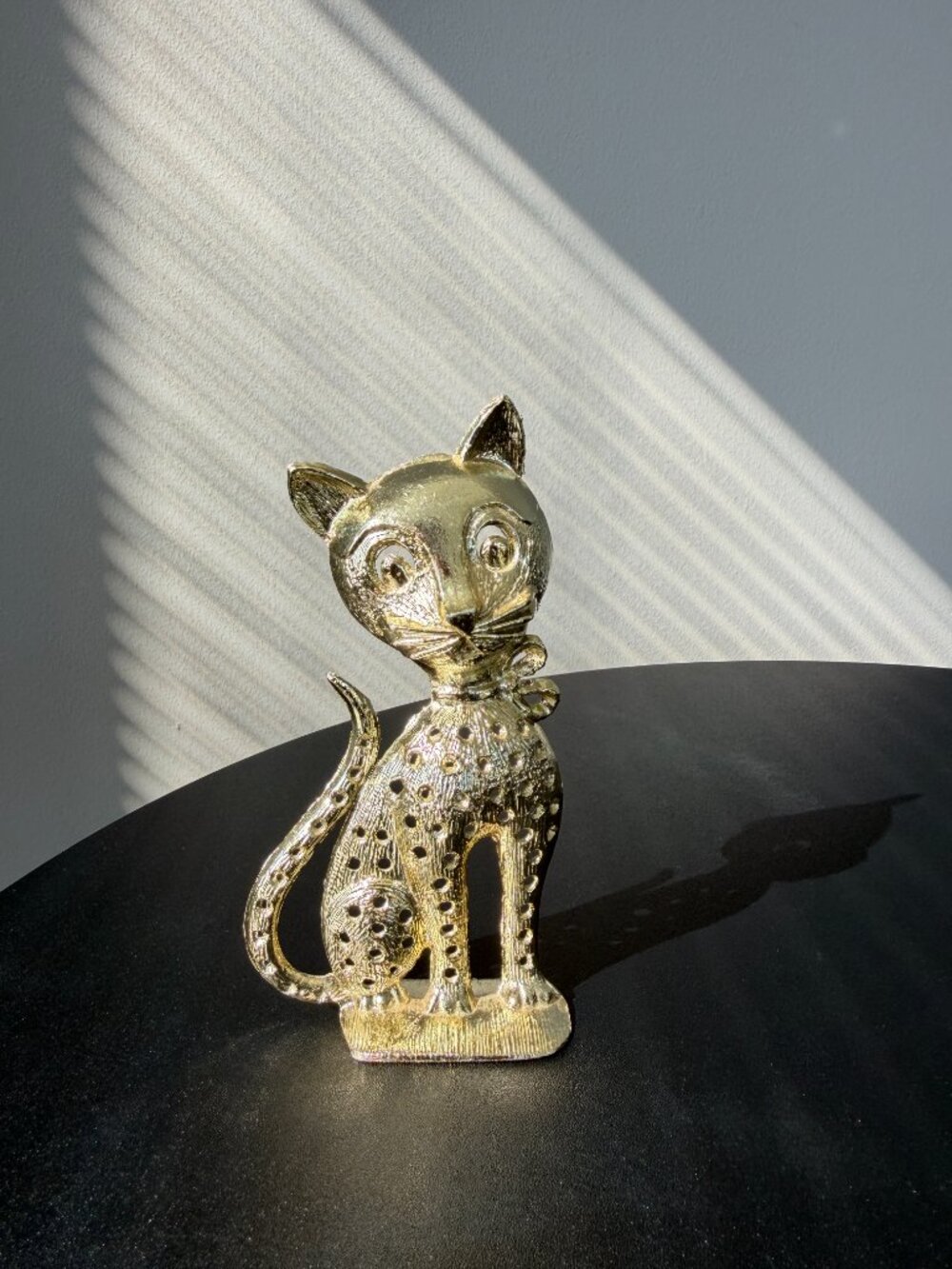 2/$50 🌸 Vintage Torino Gold Tone Cat Earring Holder – Metal Jewelry Stand - Picture 2 of 7